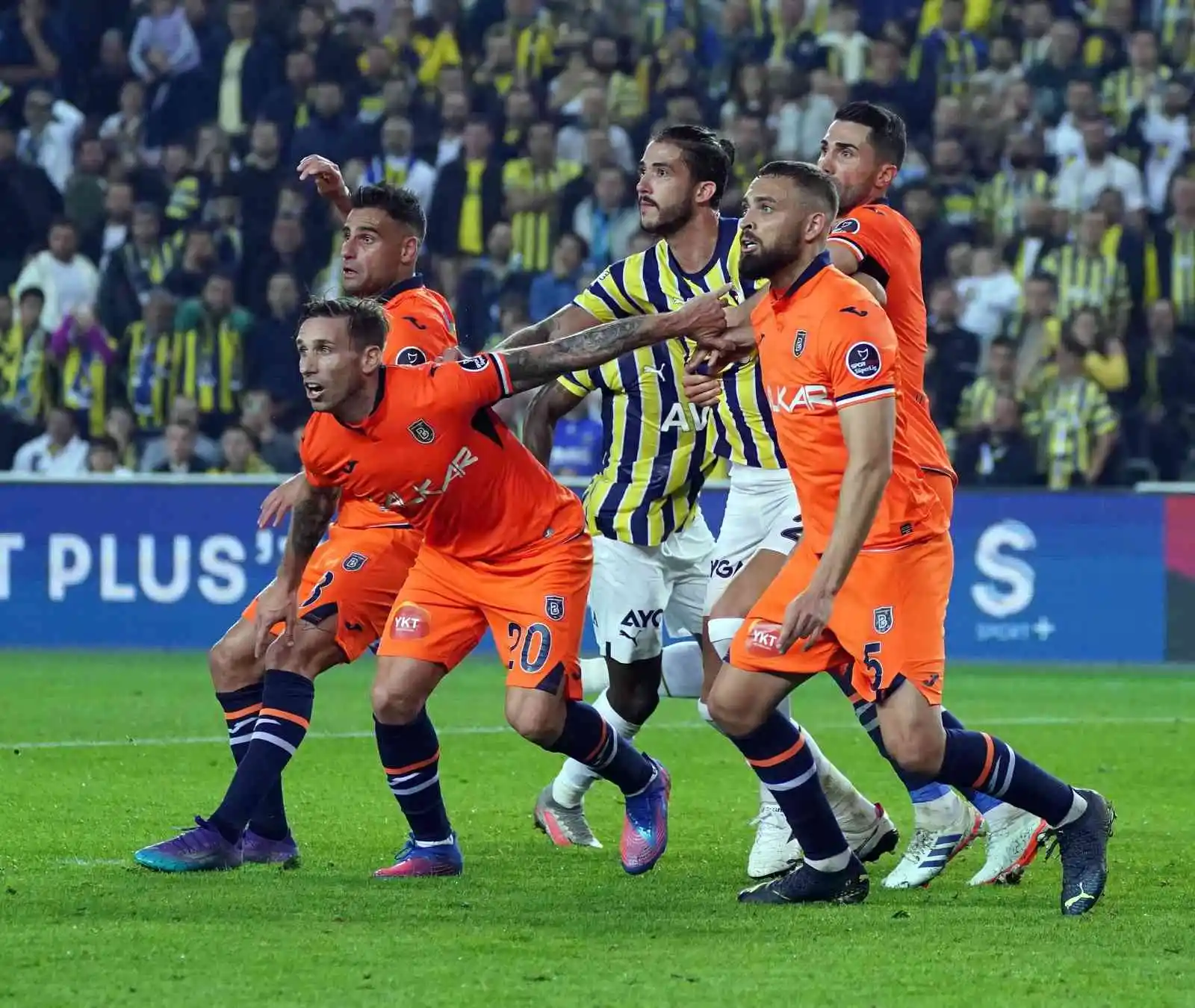 Spor Toto Süper Lig: Fenerbahçe: 0 - Medipol Başakşehir: 0 (İlk yarı)