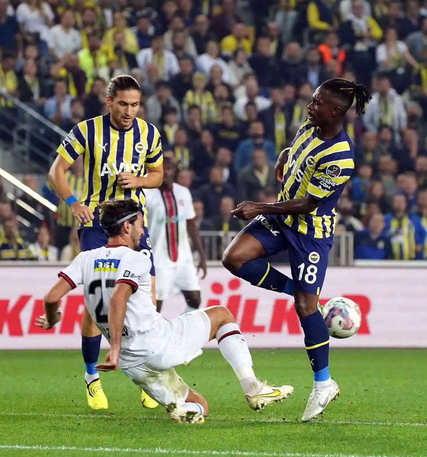 Spor Toto Süper Lig: Fenerbahçe: 2 - Fatih Karagümrük: 2 (İlk yarı)
