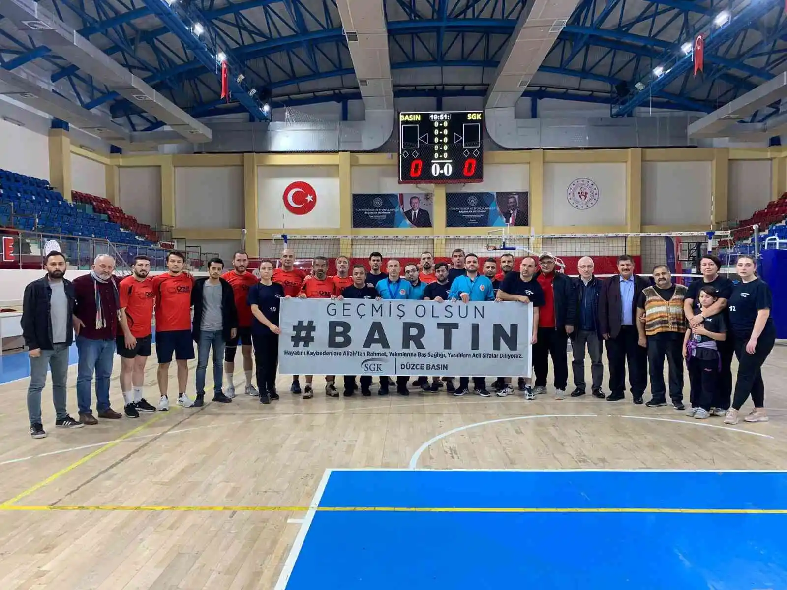 Sporcular sahaya "Geçmiş olsun Bartın" pankartı ile çıktı