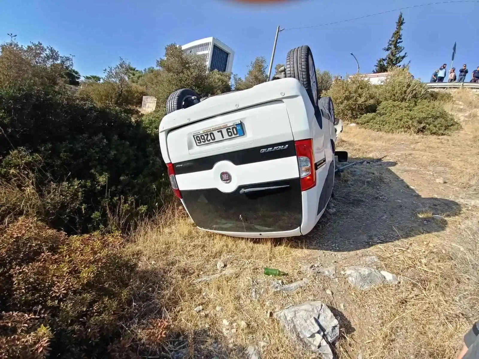Takla atan araçtan yaralı olarak kurtuldu