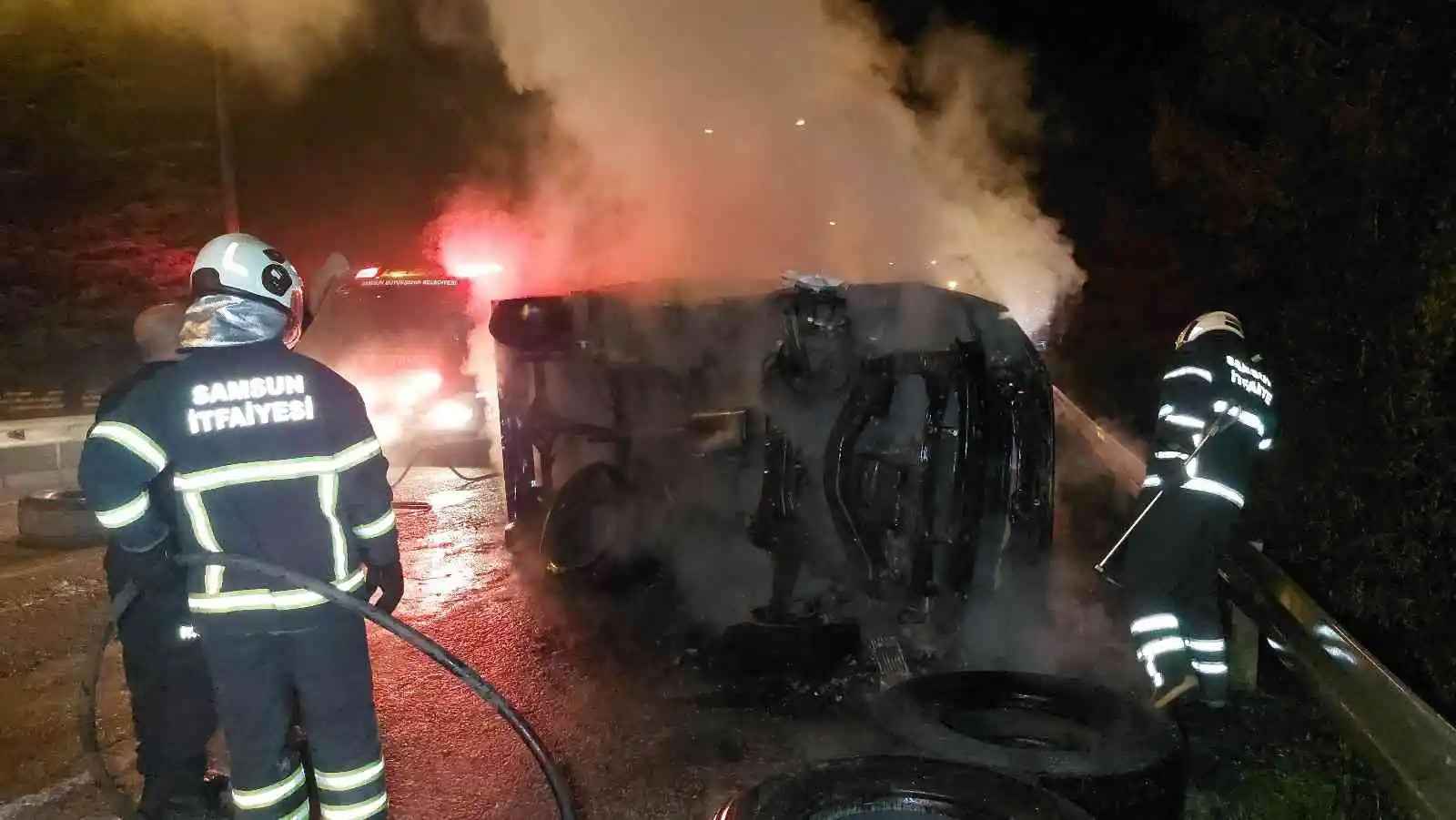 Takla atıp sürüklenen kamyonet yandı, sürücüyü polis kurtardı