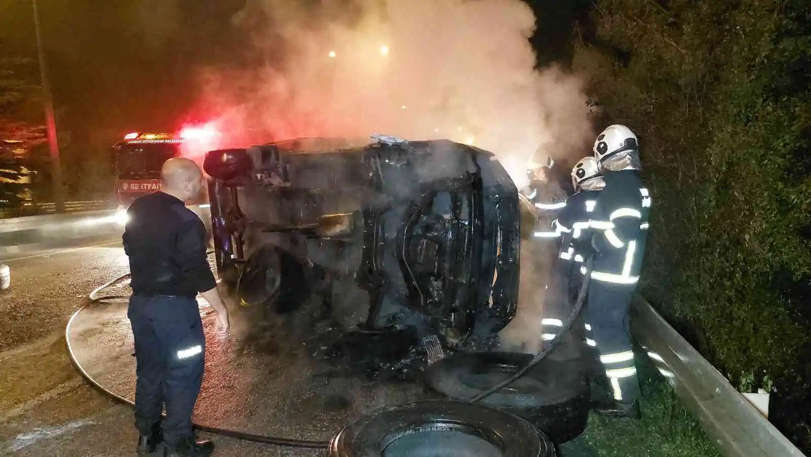 Takla atıp sürüklenen kamyonet yandı, sürücüyü polis kurtardı
