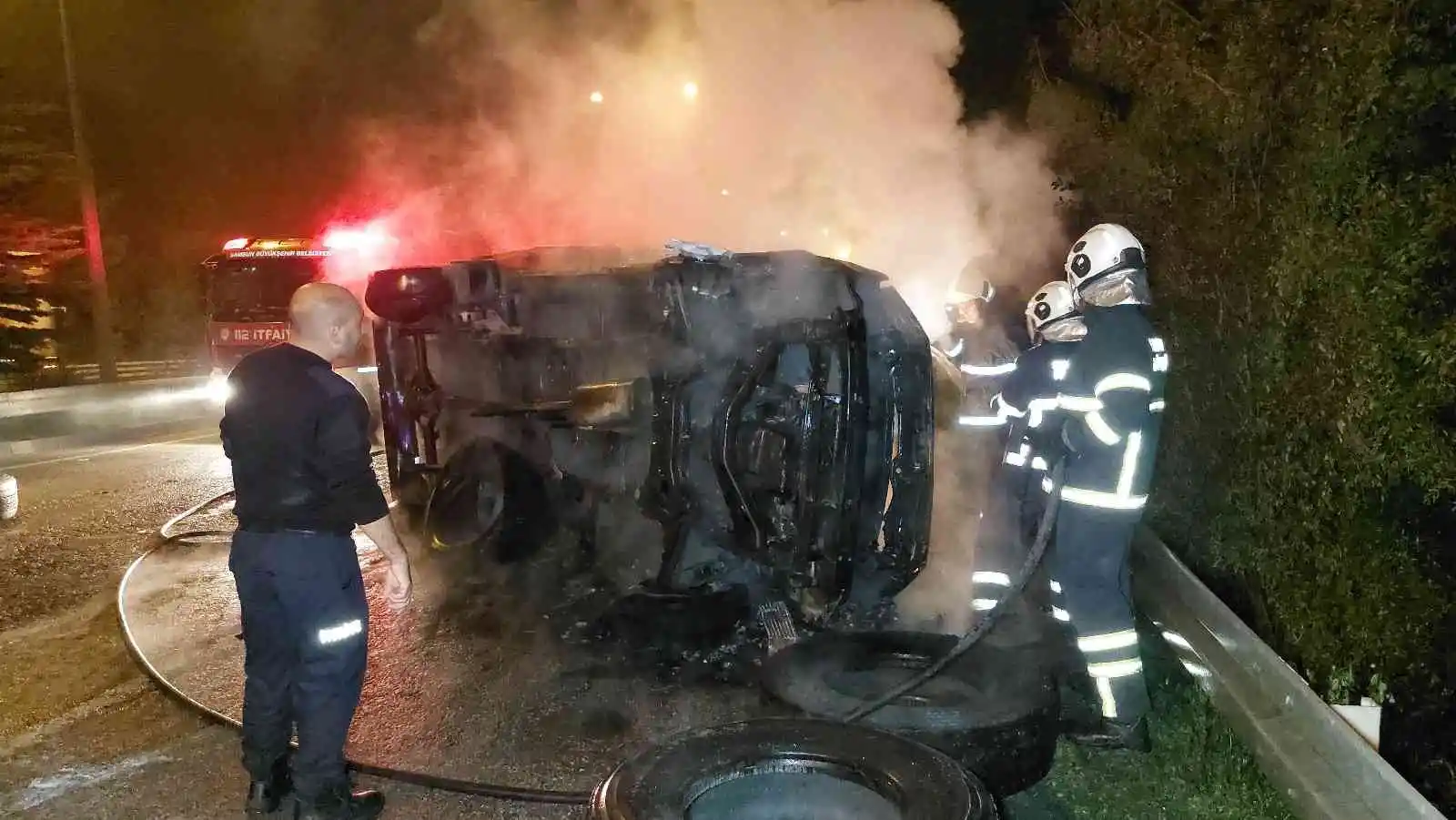 Takla atıp sürüklenen kamyonet yandı, sürücüyü polis kurtardı