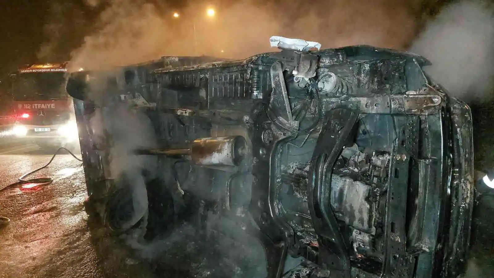 Takla atıp sürüklenen kamyonet yandı, sürücüyü polis kurtardı