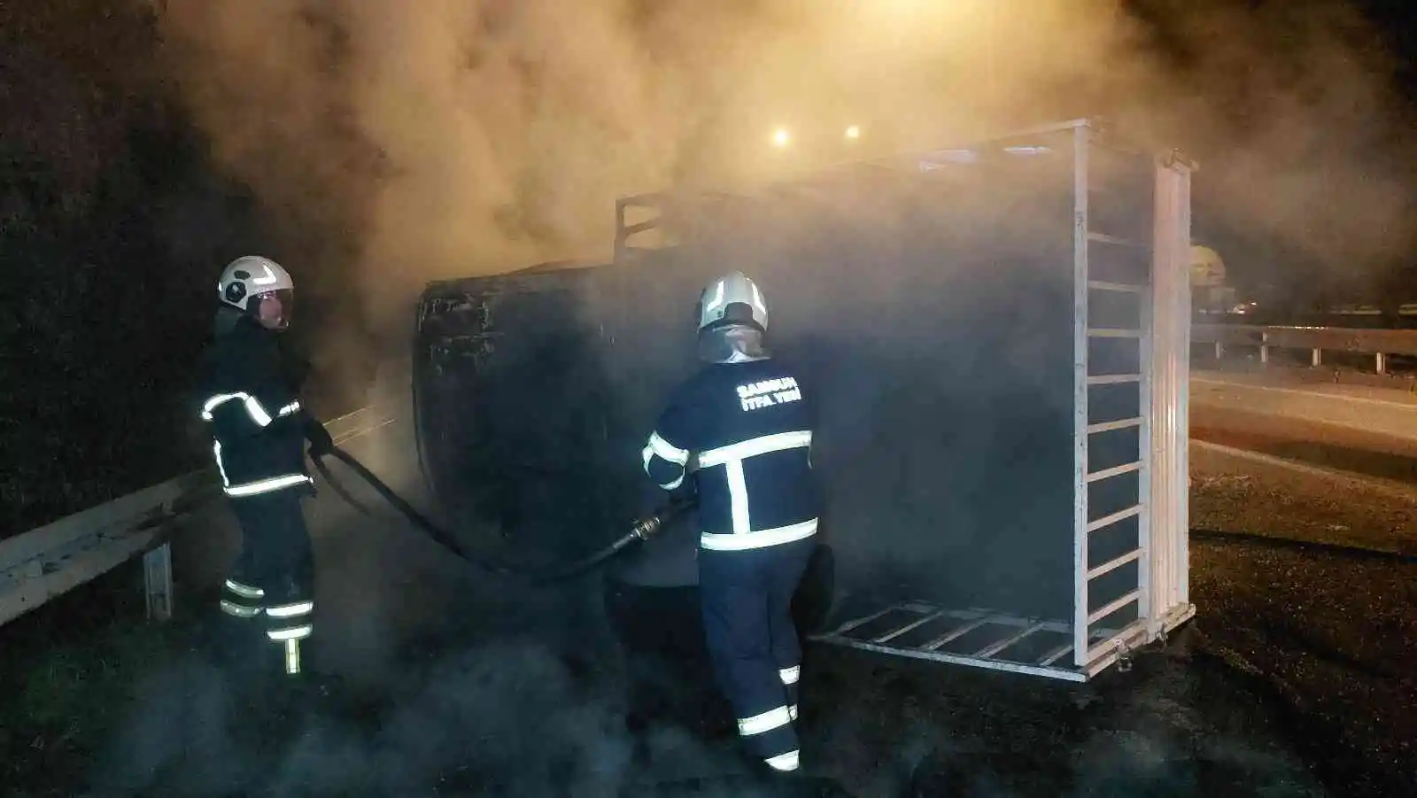 Takla atıp sürüklenen kamyonet yandı, sürücüyü polis kurtardı