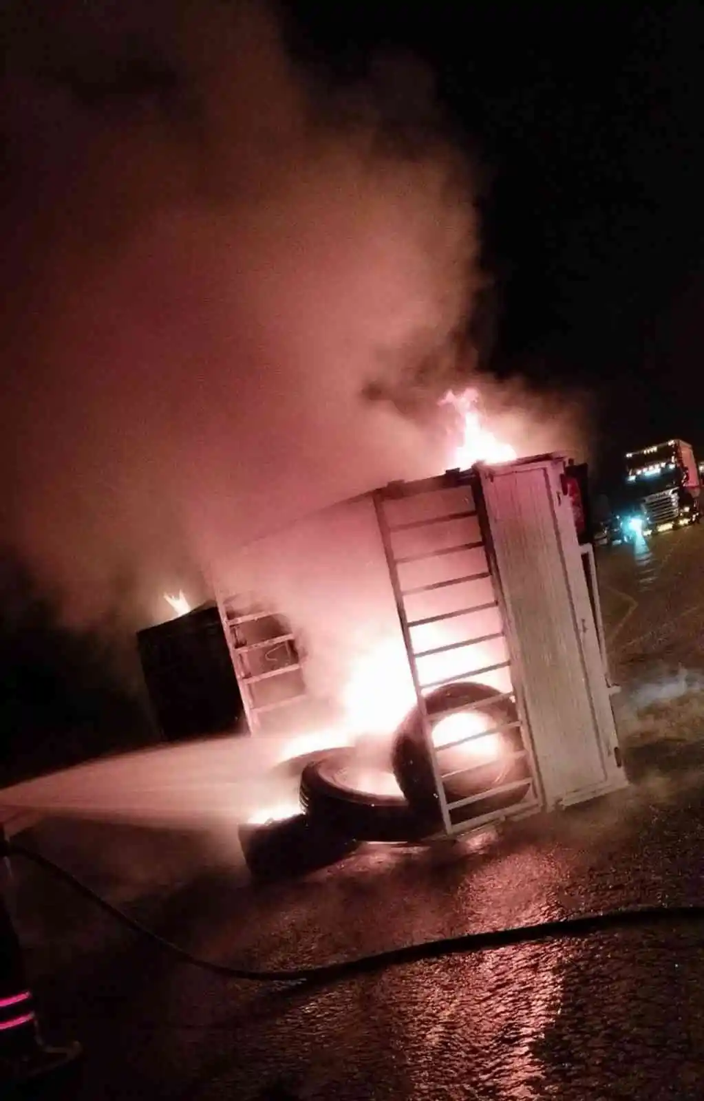 Takla atıp sürüklenen kamyonet yandı, sürücüyü polis kurtardı
