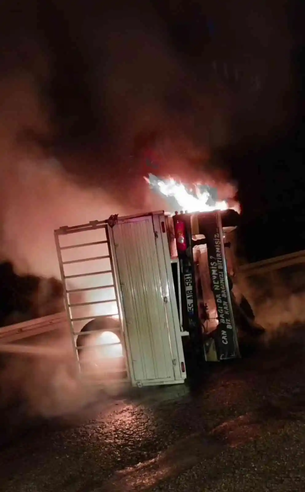 Takla atıp sürüklenen kamyonet yandı, sürücüyü polis kurtardı
