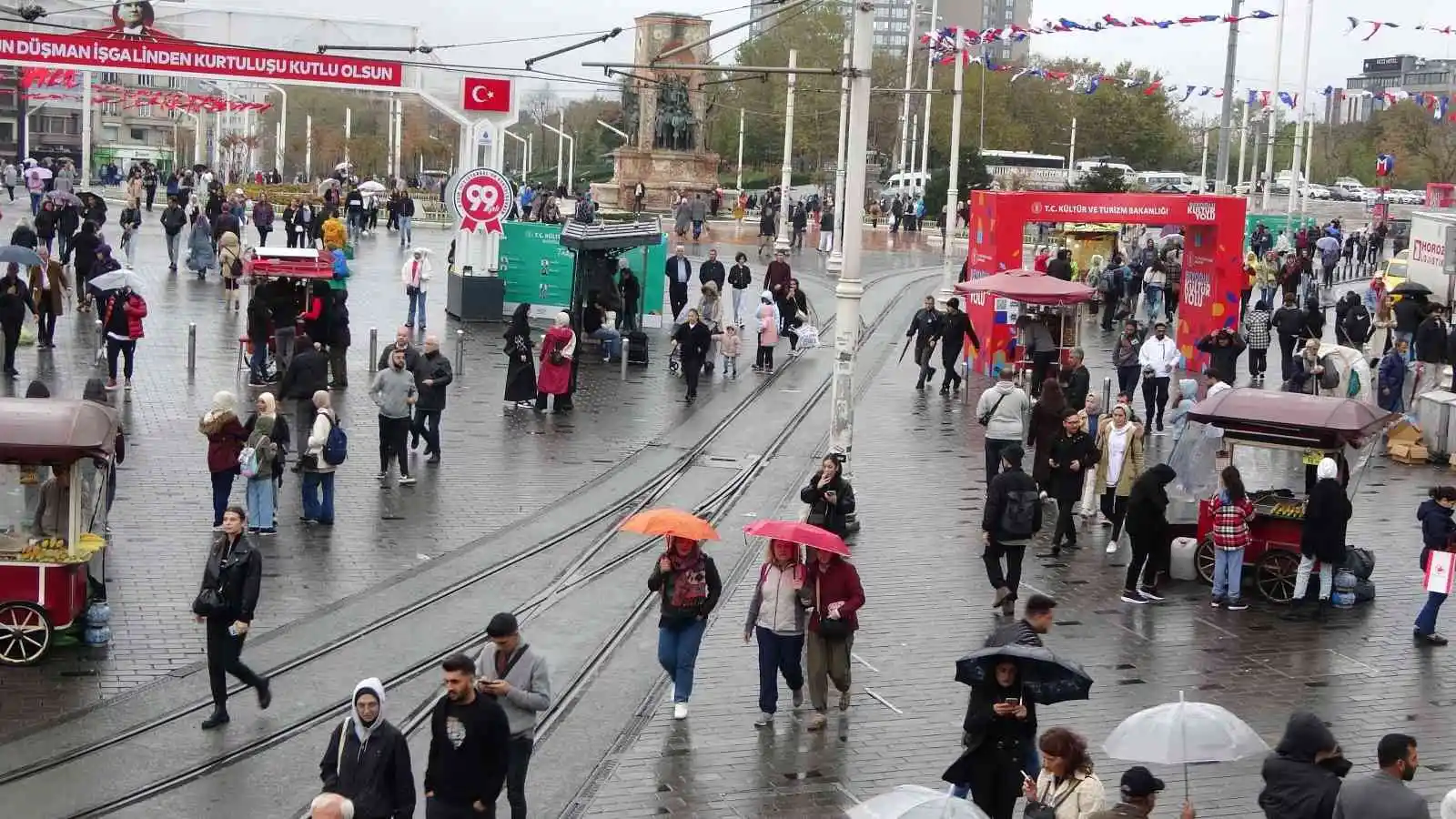 Taksim'de yağmur ve rüzgar vatandaşlara zor anlar yaşattı