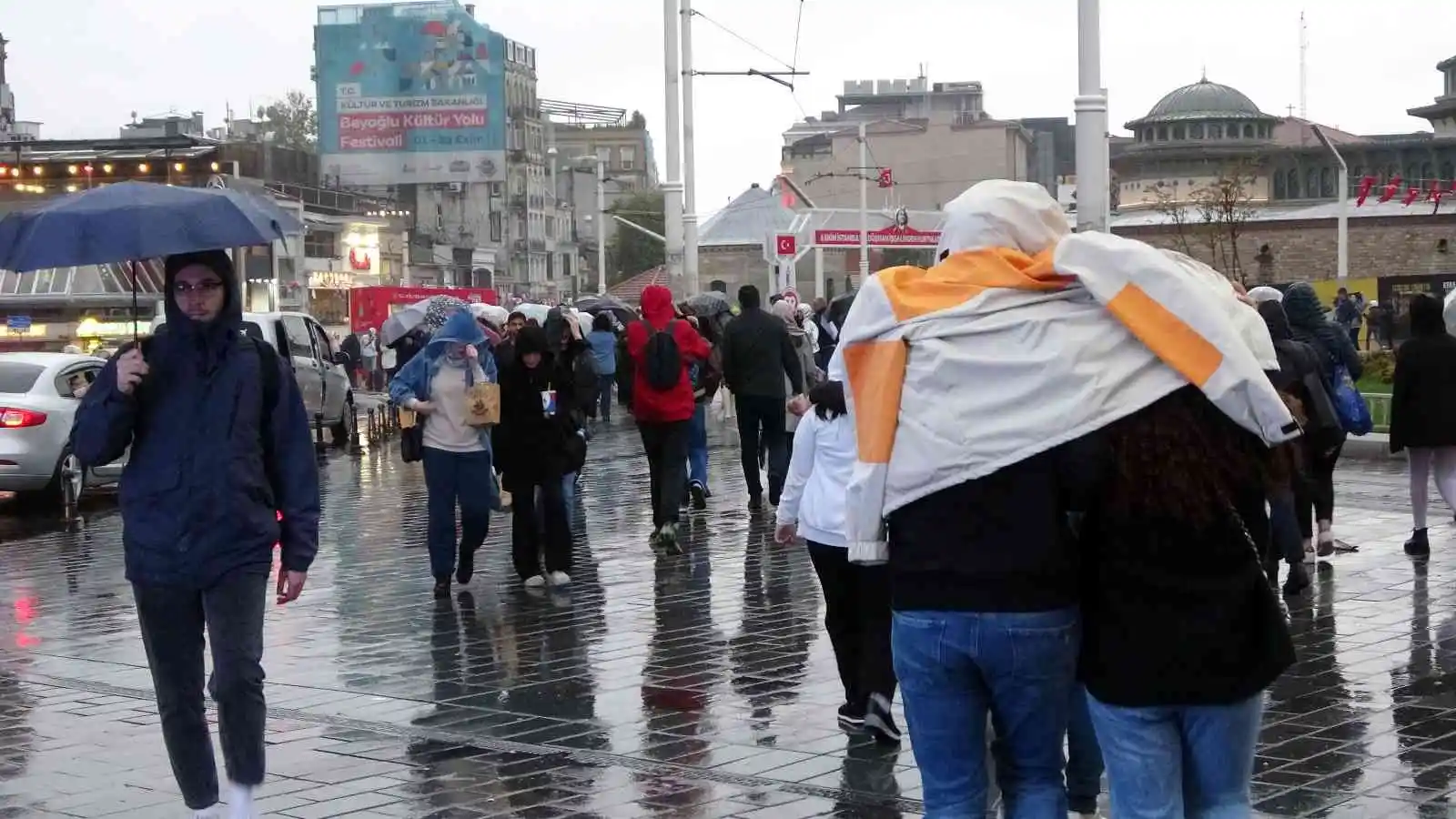 Taksim’de yağmur ve rüzgar vatandaşlara zor anlar yaşattı