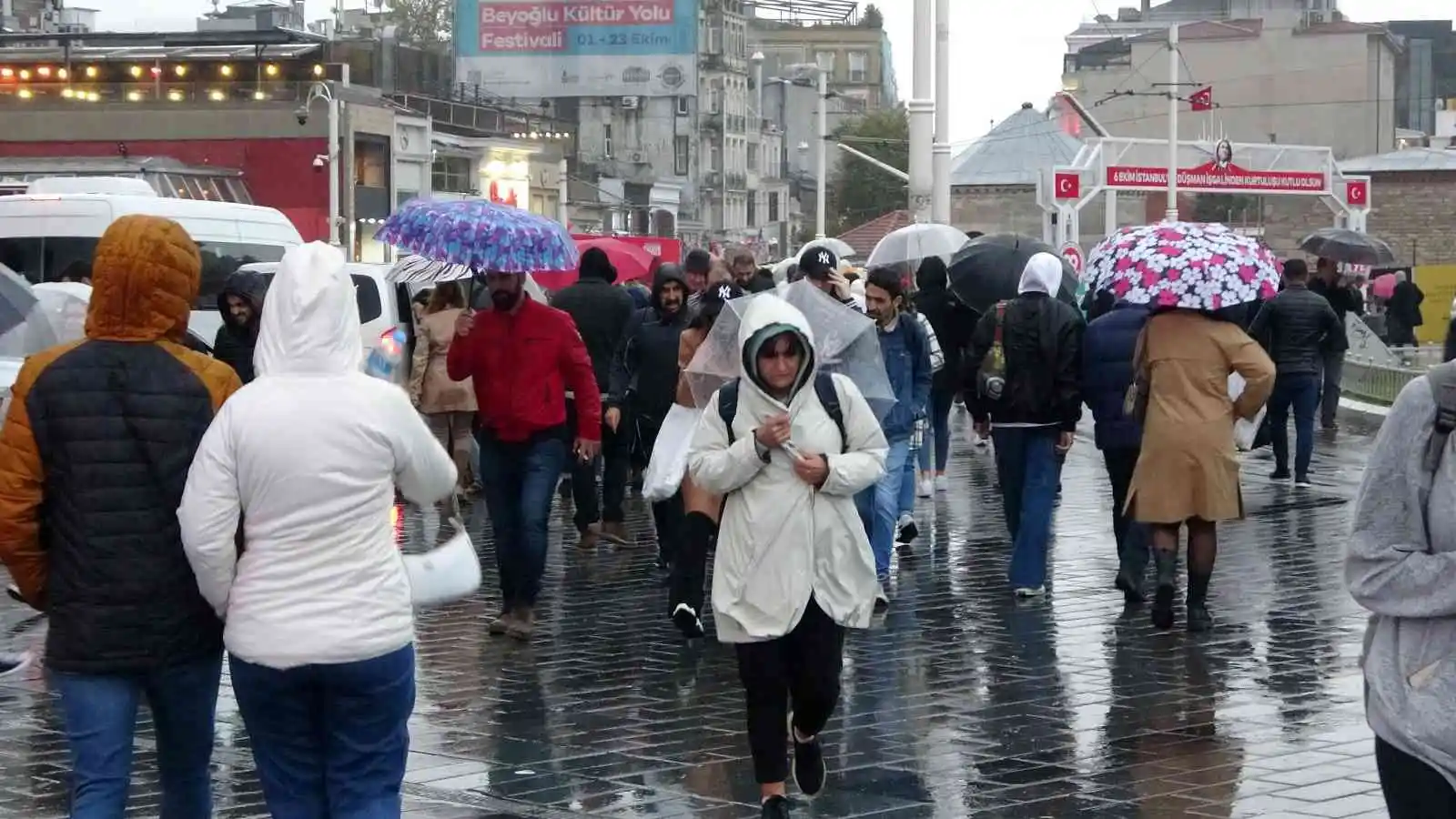 Taksim’de yağmur ve rüzgar vatandaşlara zor anlar yaşattı