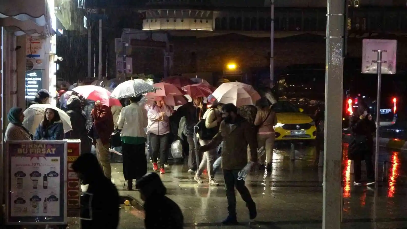 Taksim’de yağmur ve rüzgar vatandaşlara zor anlar yaşattı