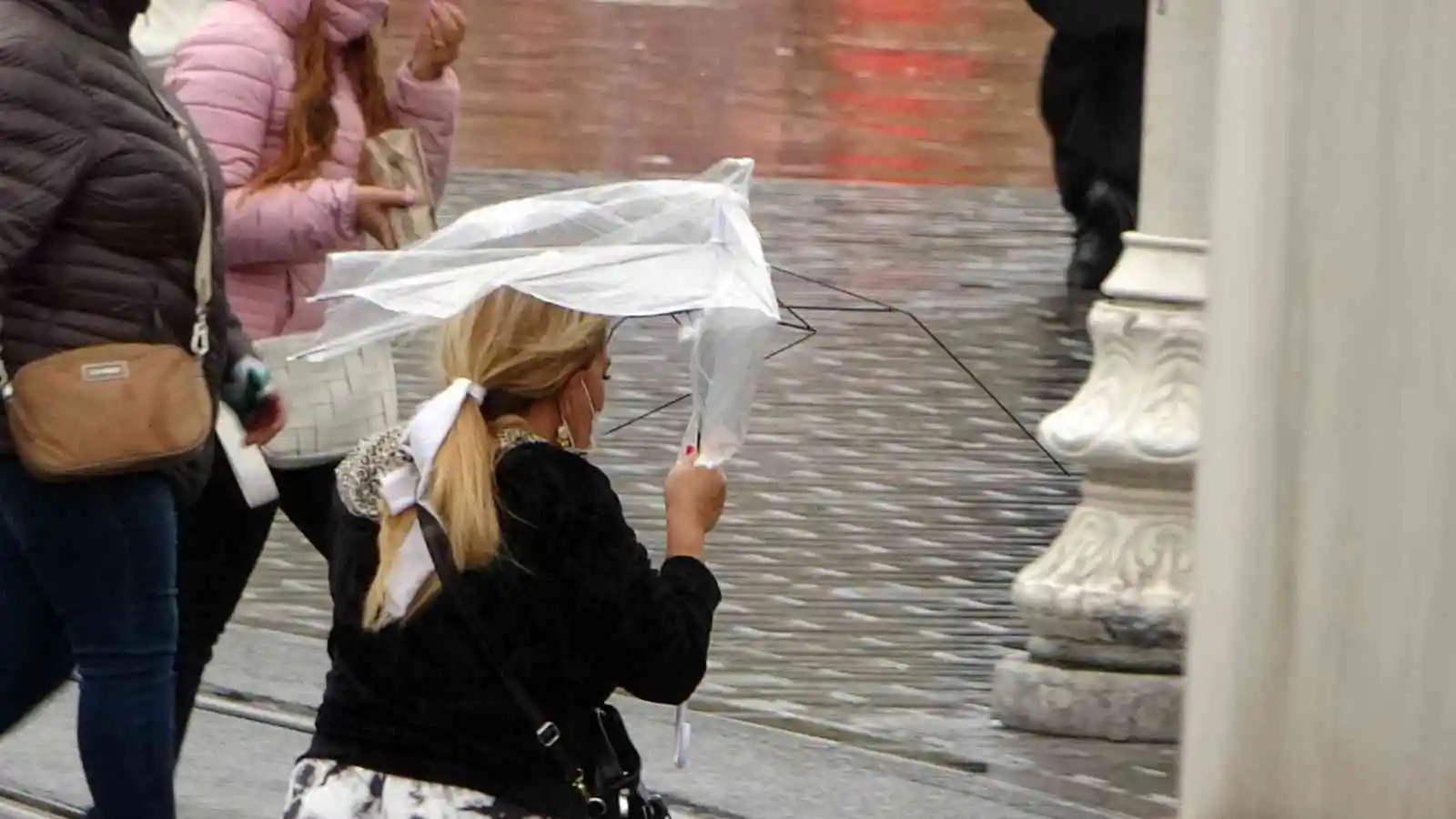 Taksim’de yağmur ve rüzgar vatandaşlara zor anlar yaşattı