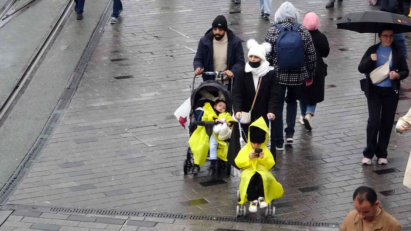 Taksim’de yağmur ve rüzgar vatandaşlara zor anlar yaşattı