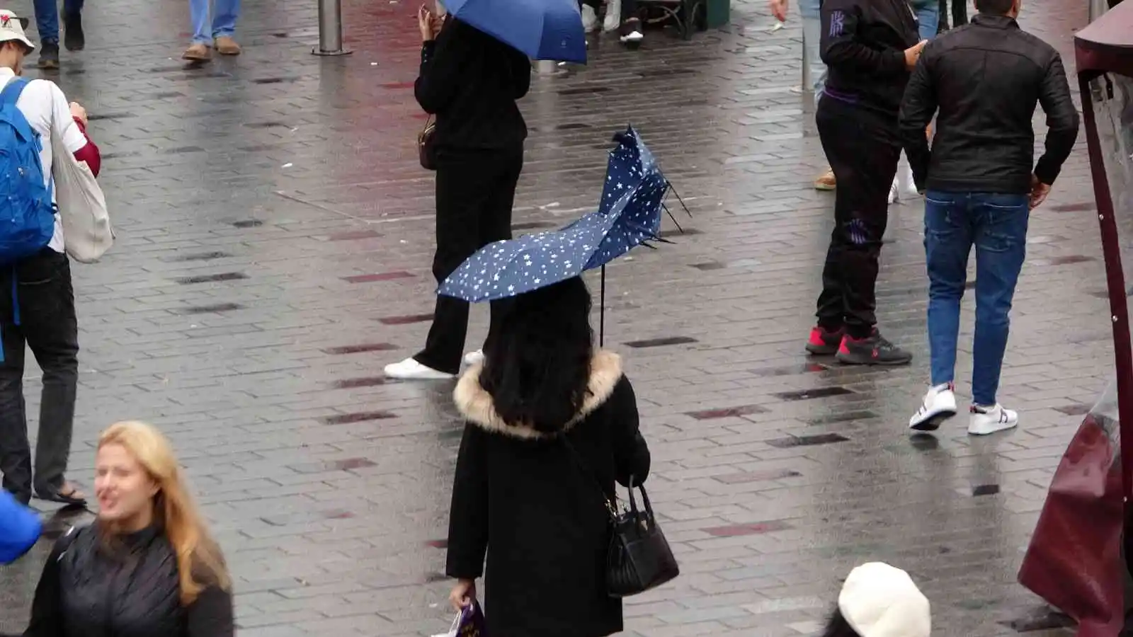 Taksim’de yağmur ve rüzgar vatandaşlara zor anlar yaşattı
