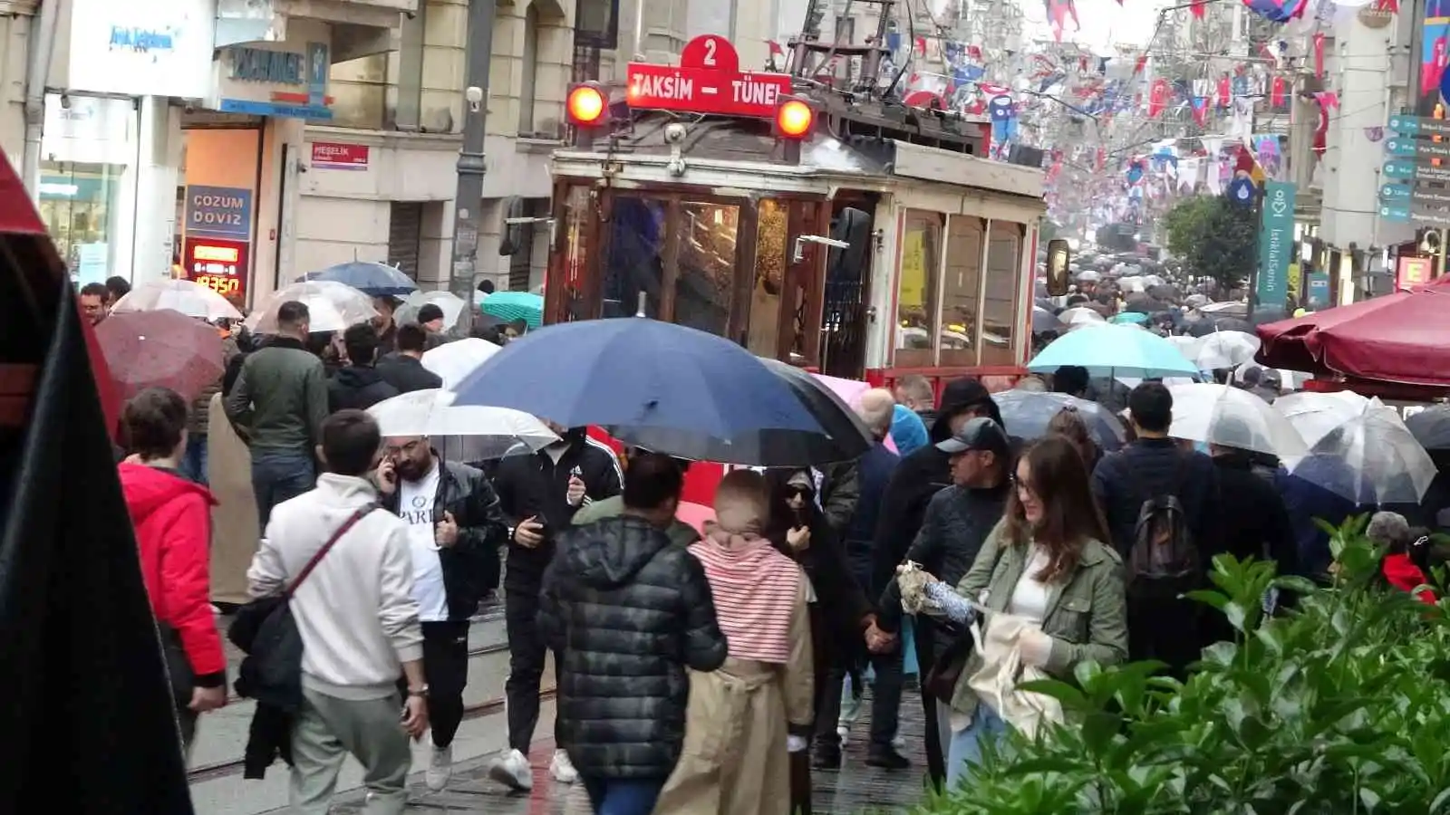 Taksim’de yağmur ve rüzgar vatandaşlara zor anlar yaşattı
