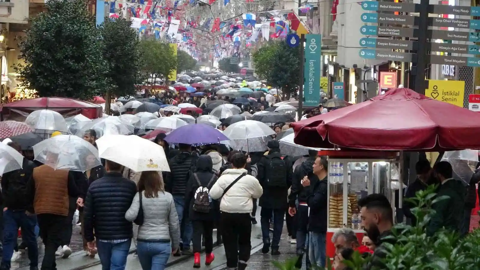Taksim’de yağmur ve rüzgar vatandaşlara zor anlar yaşattı