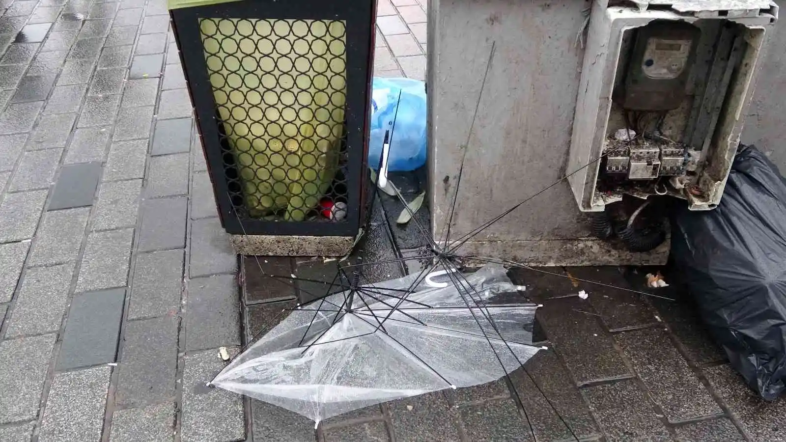 Taksim’de yağmur ve rüzgar vatandaşlara zor anlar yaşattı