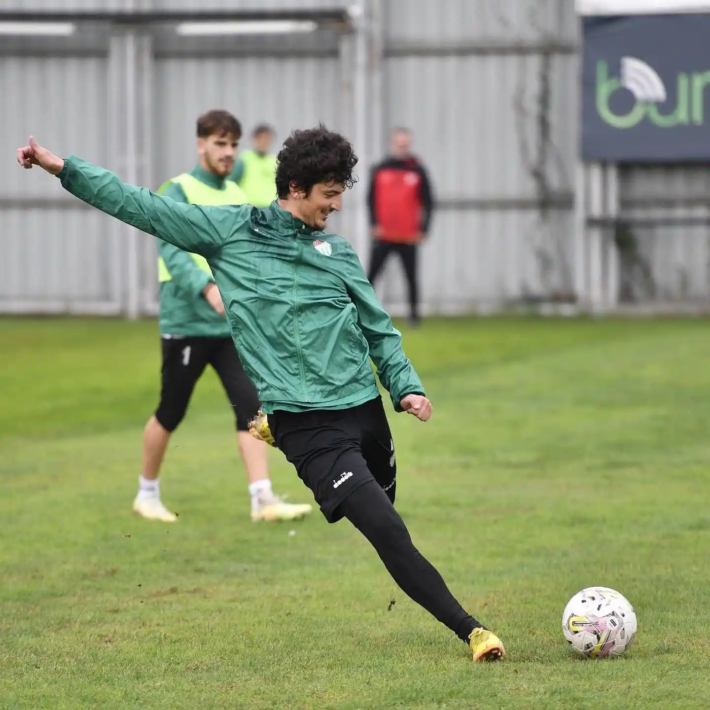 Tarsus İdman Yurdu maçı hazırlıklarını tamamlayan Bursaspor tesislerde kampa girdi
