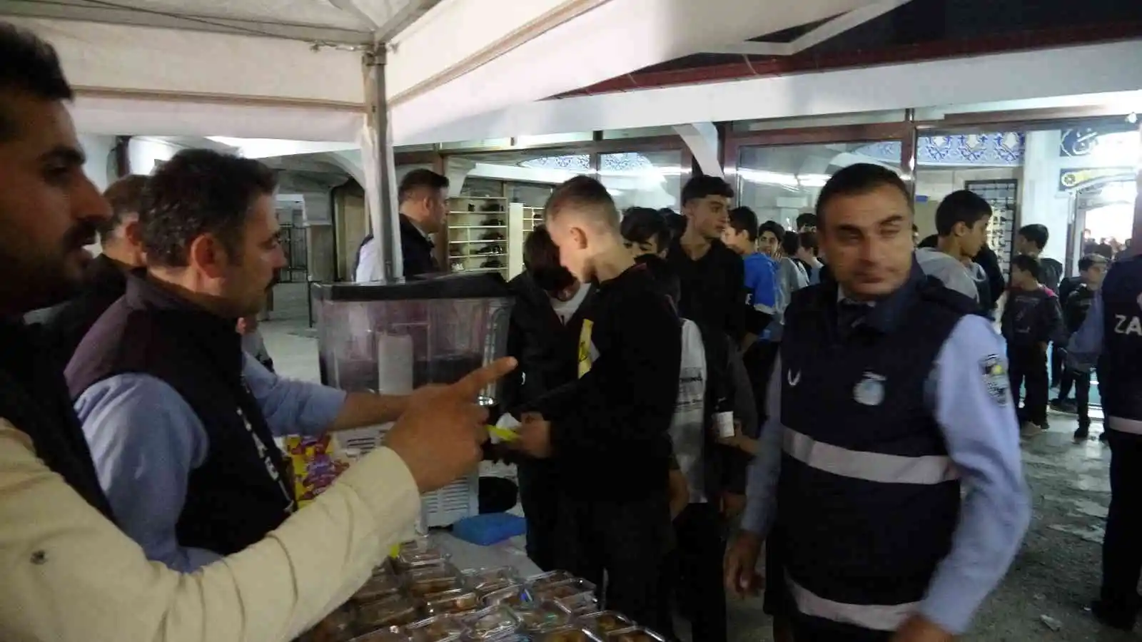 Tatvan'da Mevlit Kandili'nde camiler doldu taştı
