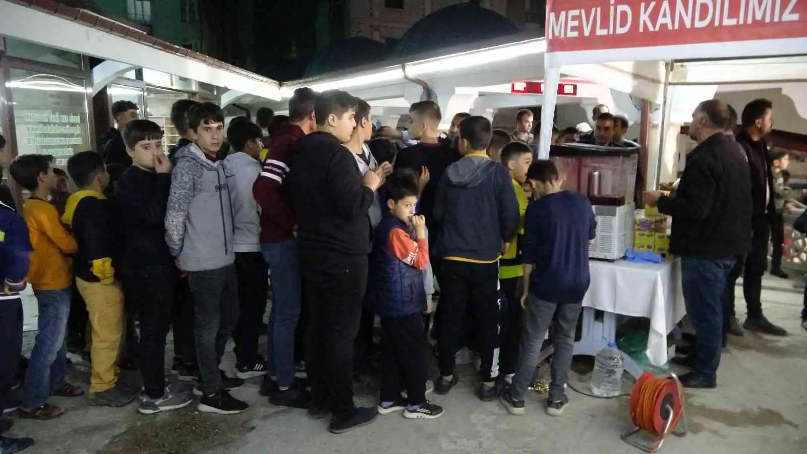 Tatvan’da Mevlit Kandili’nde camiler doldu taştı
