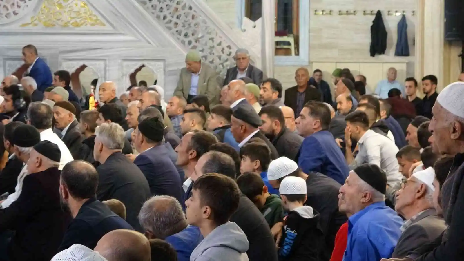 Tatvan’da Mevlit Kandili’nde camiler doldu taştı
