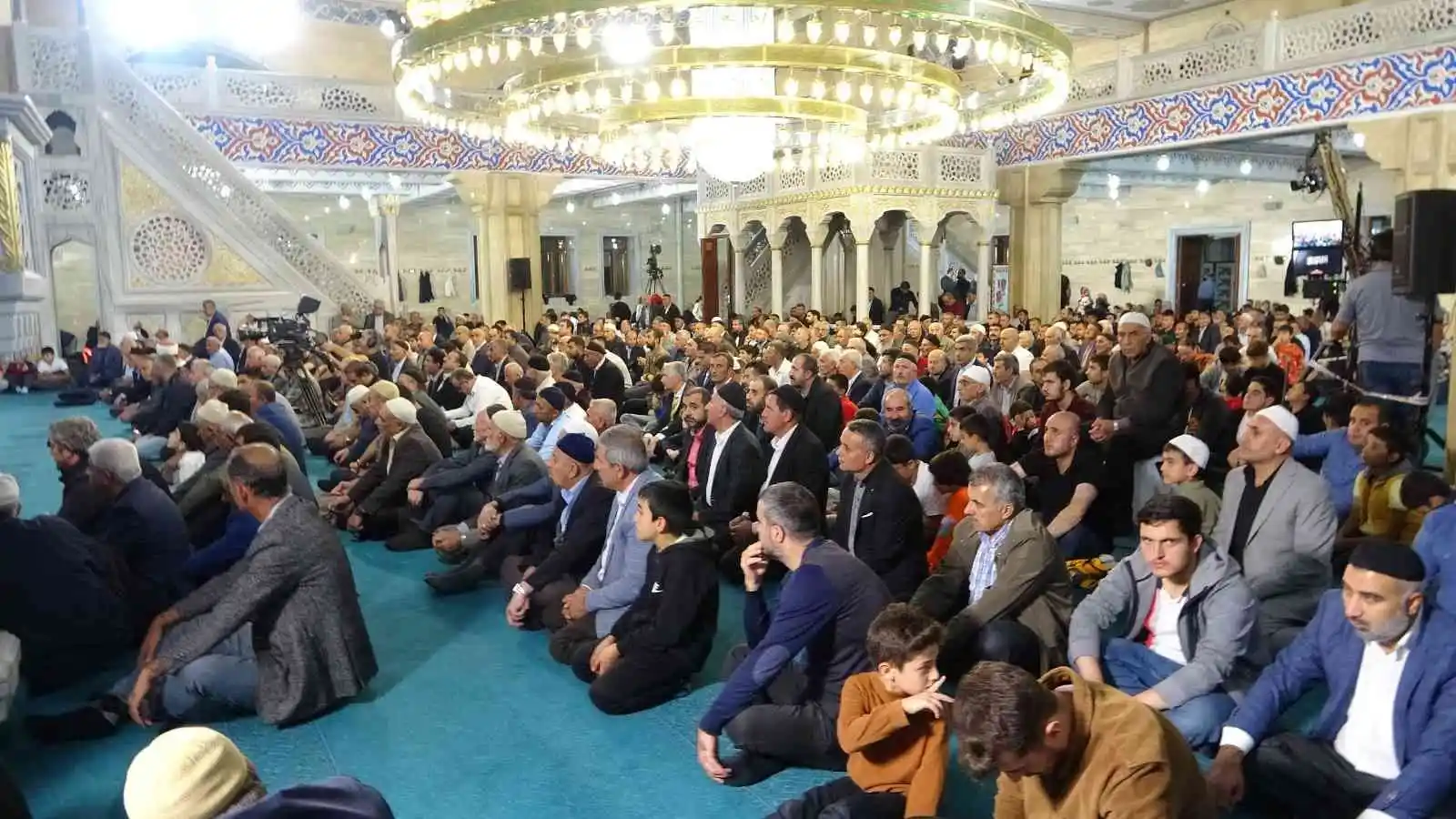 Tatvan’da Mevlit Kandili’nde camiler doldu taştı
