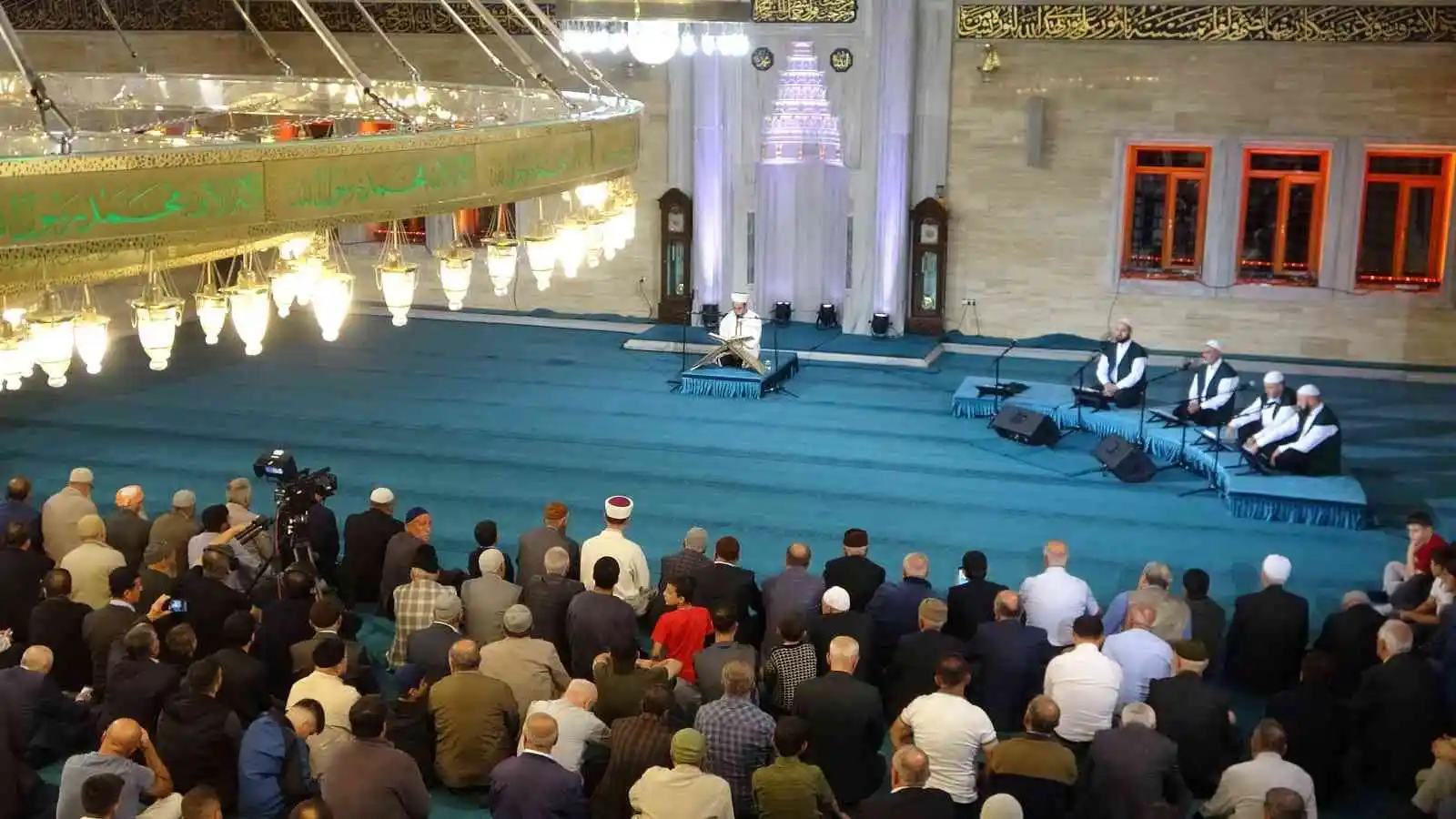 Tatvan’da Mevlit Kandili’nde camiler doldu taştı
