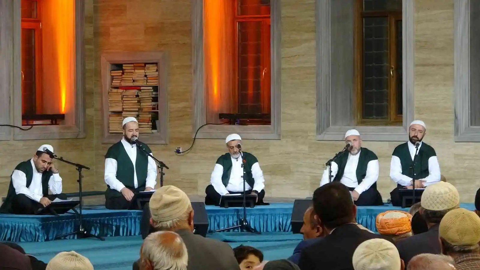 Tatvan’da Mevlit Kandili’nde camiler doldu taştı
