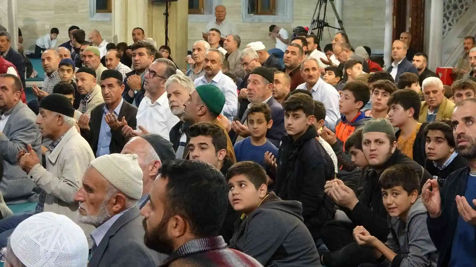 Tatvan’da Mevlit Kandili’nde camiler doldu taştı
