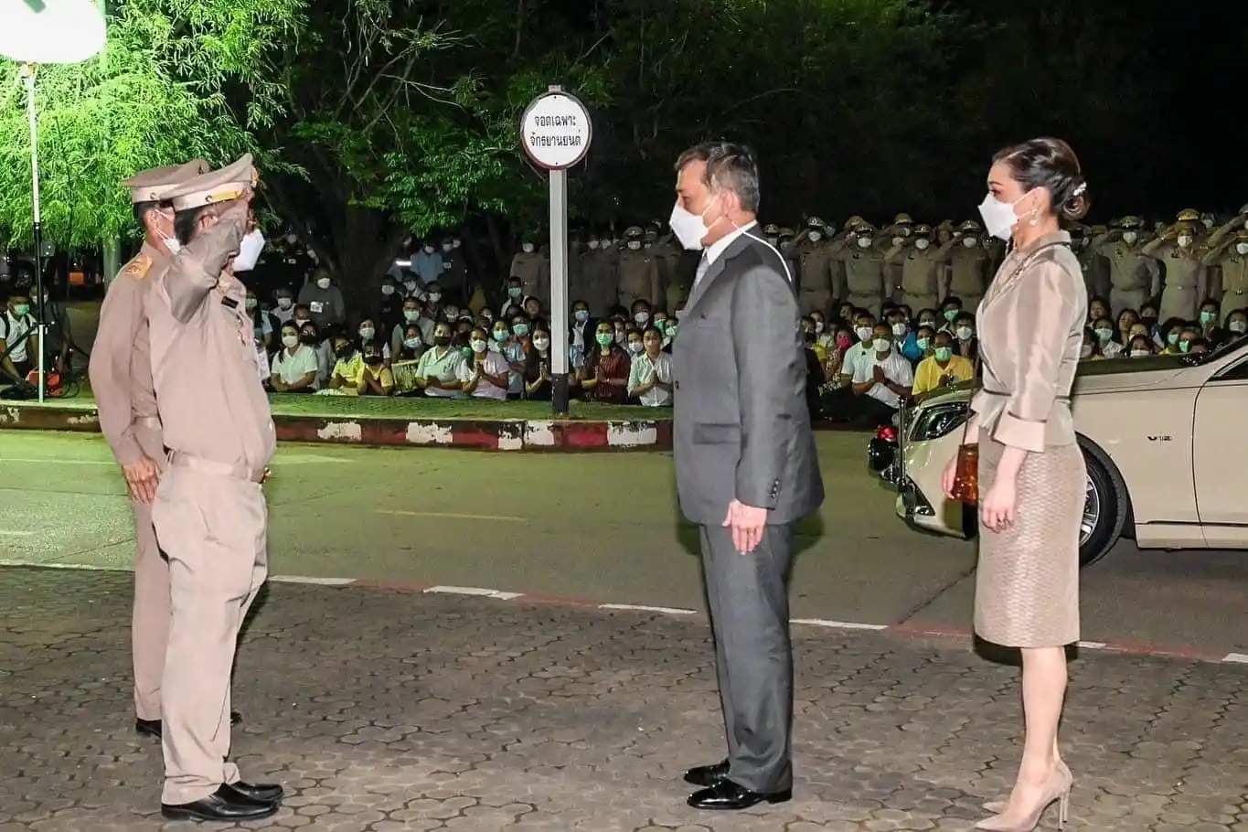 Tayland Kralı, Kraliçesi ve bakanları saldırı bölgesini ziyaret etti

