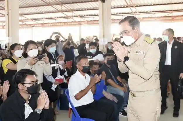 Tayland Kralı, Kraliçesi ve bakanları saldırı bölgesini ziyaret etti
