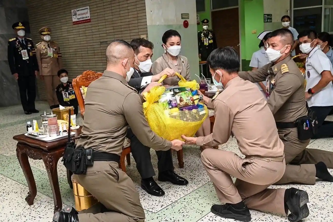 Tayland Kralı, Kraliçesi ve bakanları saldırı bölgesini ziyaret etti
