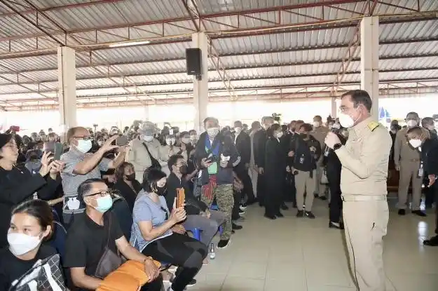 Tayland Kralı, Kraliçesi ve bakanları saldırı bölgesini ziyaret etti
