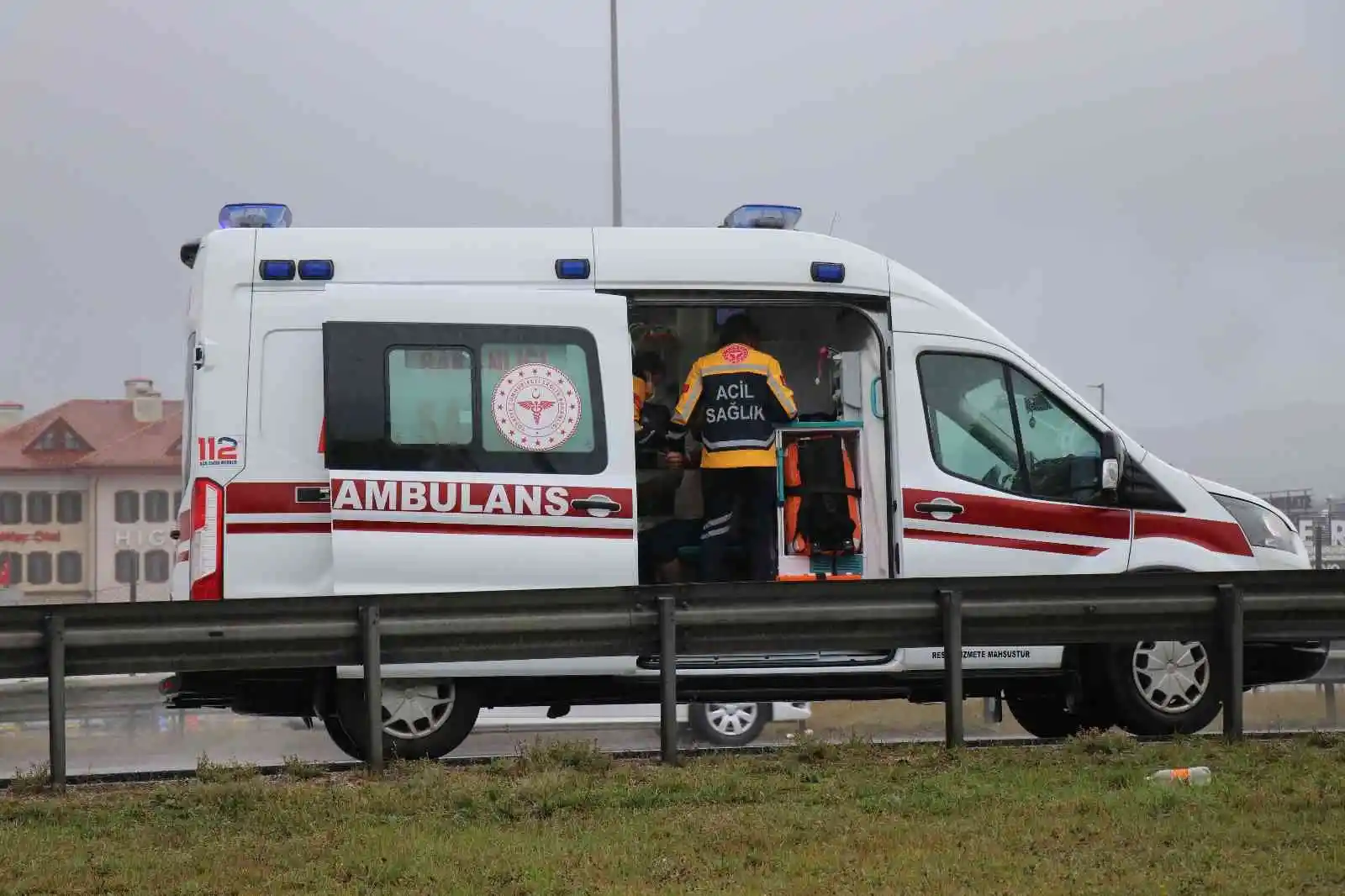 TEM'de kontrolden çıkan cip bariyere çarptı: 4 yaralı
