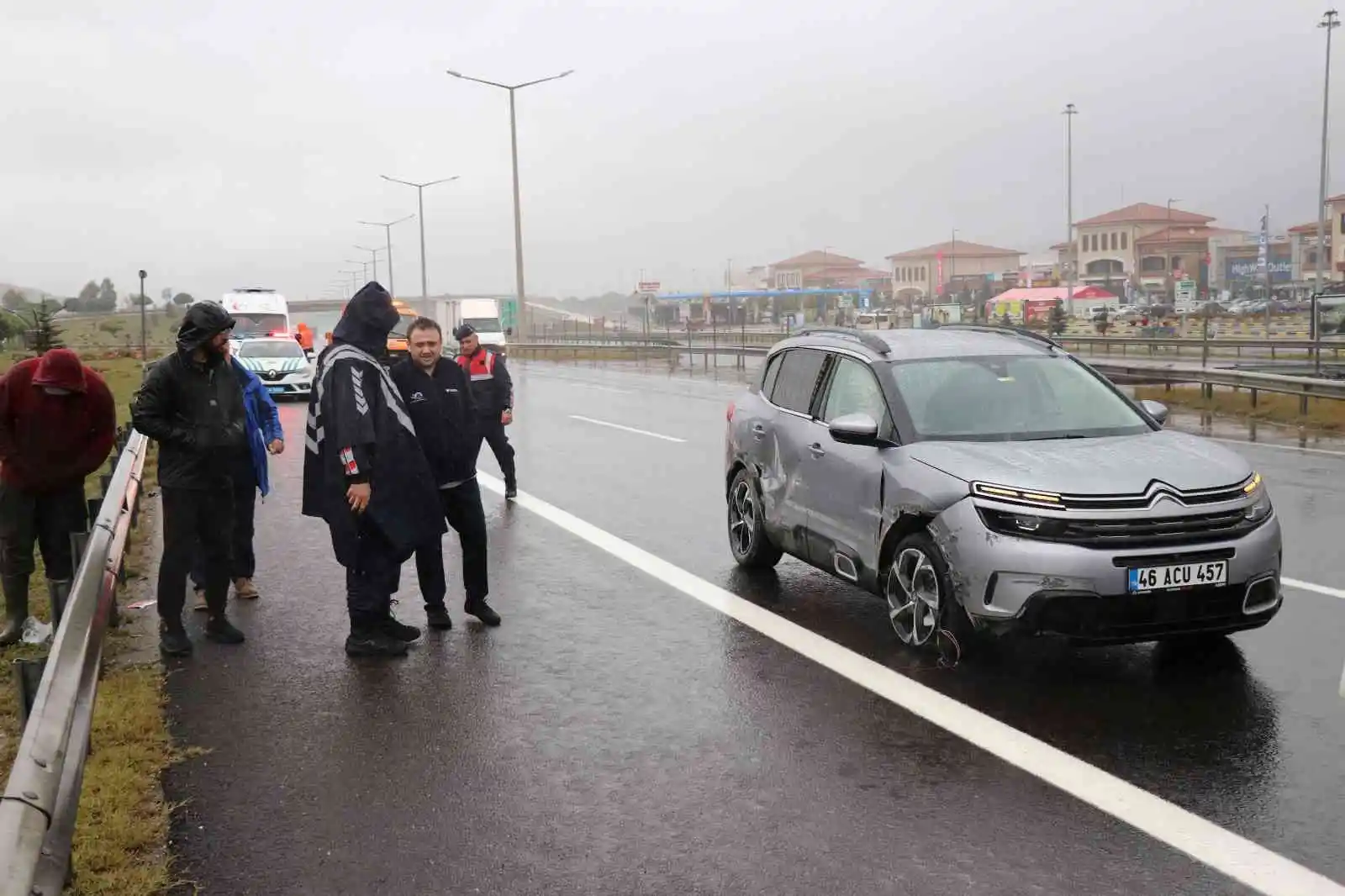 TEM’de kontrolden çıkan cip bariyere çarptı: 4 yaralı
