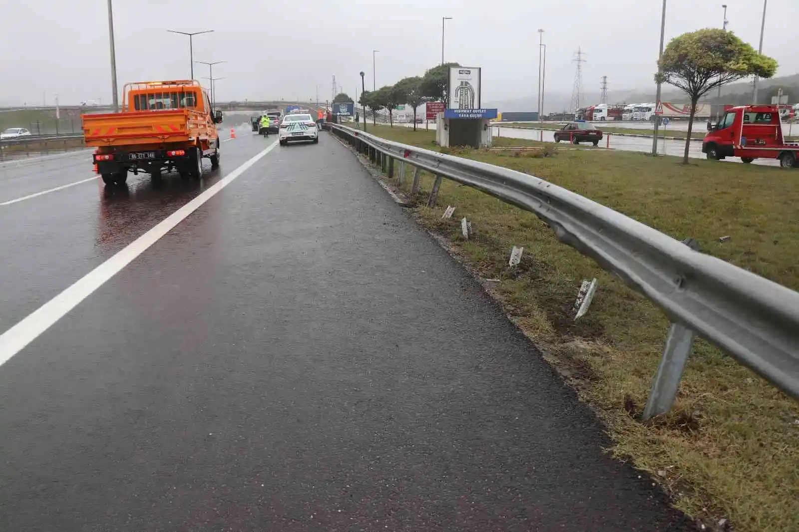 TEM’de kontrolden çıkan cip bariyere çarptı: 4 yaralı
