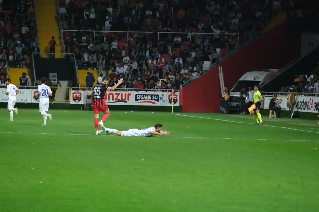 TFF 2. Lig: 24Erzincanspor: 1 - Arnavutköy Belediyesi Gençlik ve Spor: 1
