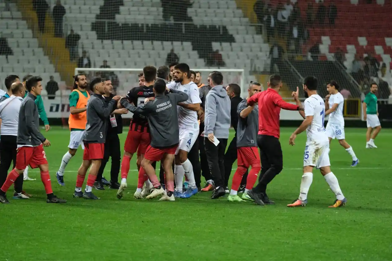 TFF 2. Lig: 24Erzincanspor: 1 - Arnavutköy Belediyesi Gençlik ve Spor: 1

