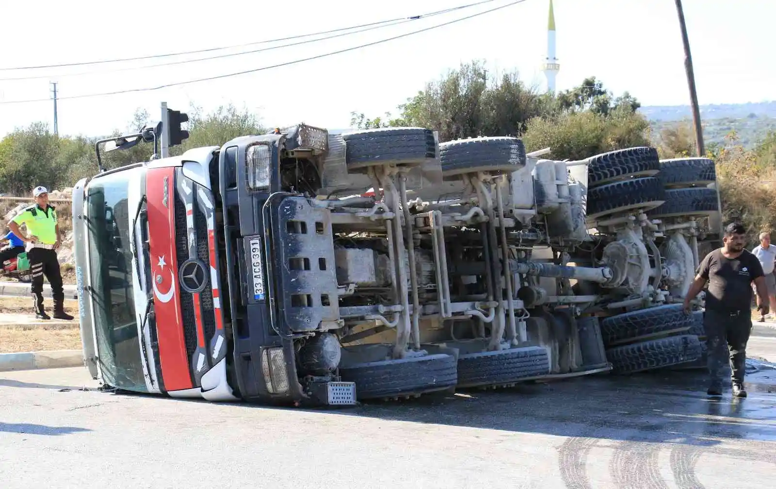 Tır ile beton mikseri çarpıştı: 1 yaralı