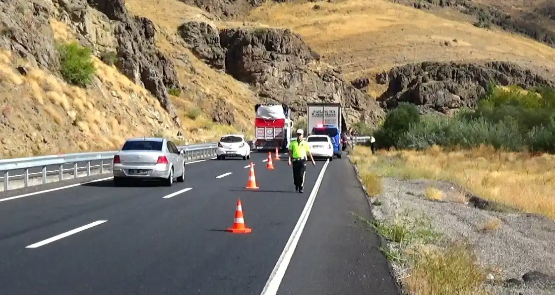 Tırdan yola düşen, tıp alanında ve roket yakıtı üretiminde kullanılan hidrojen peroksit paniğe neden oldu