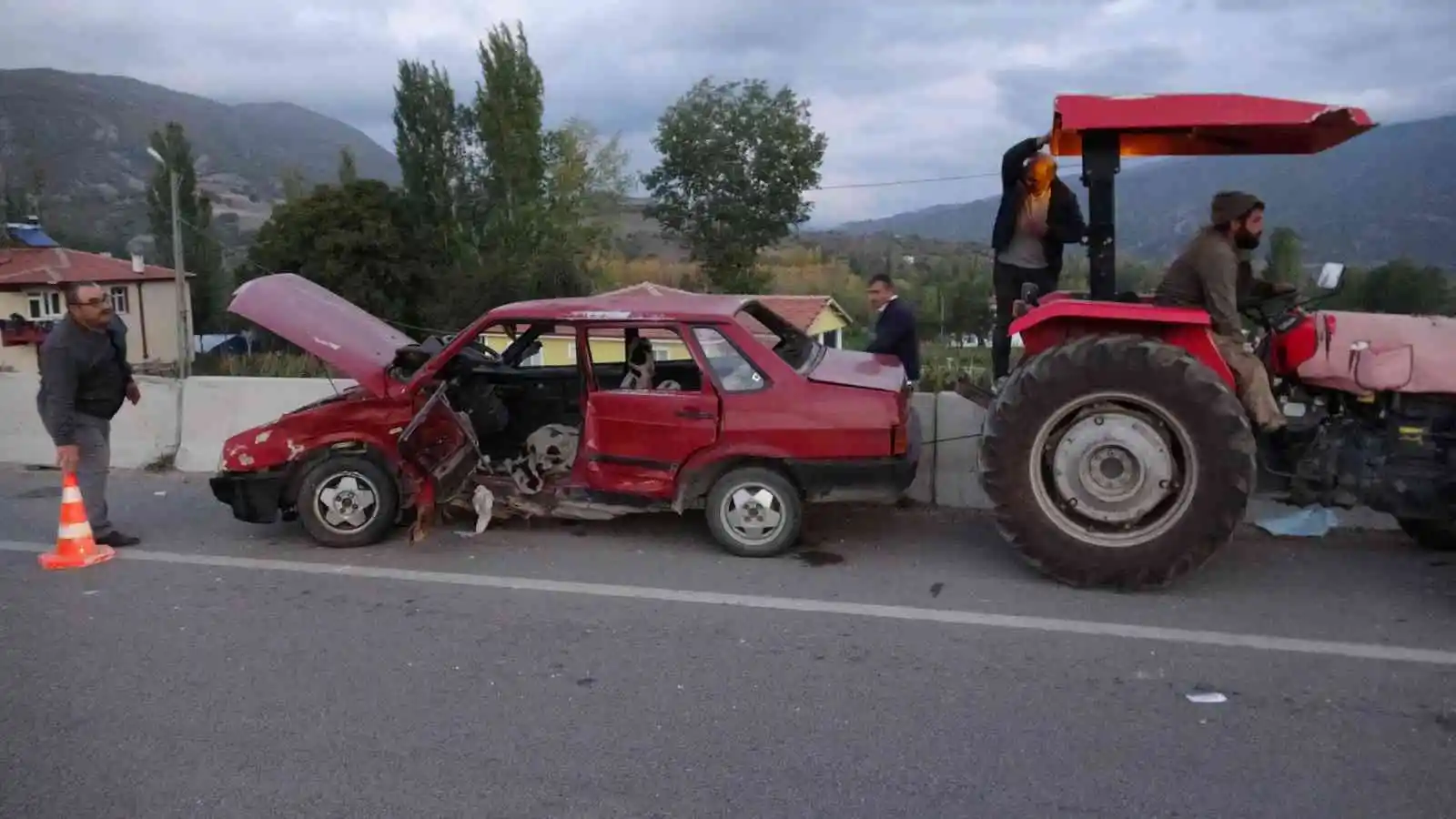 Tokat’ta iki otomobil çarpıştı: 1 ölü, 2 yaralı
