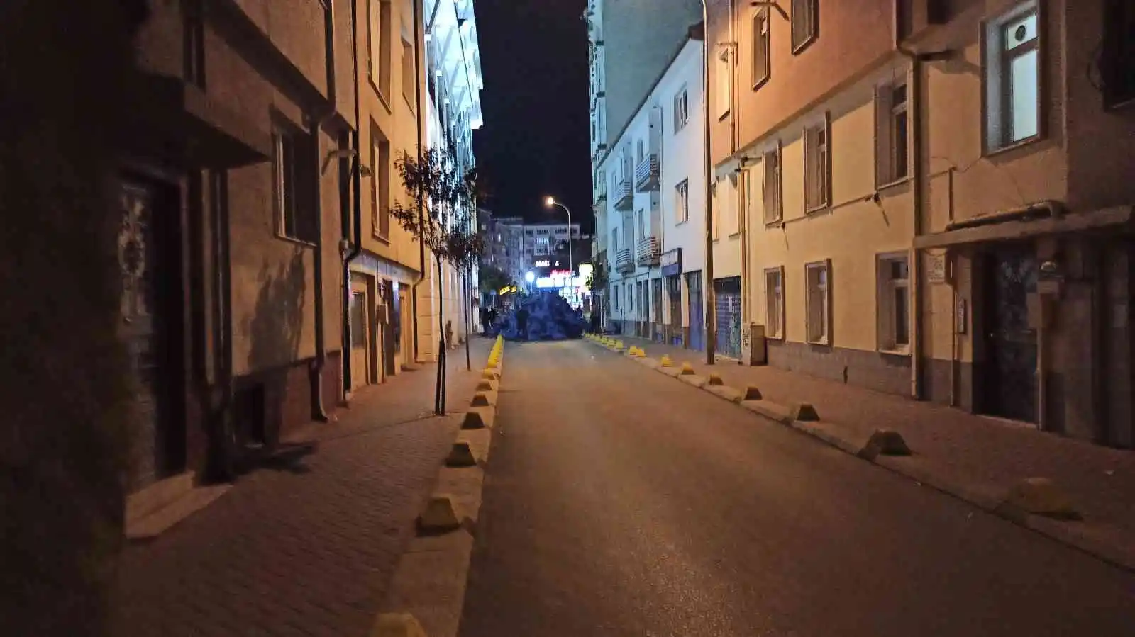 Tonlarca kömür sokağı kapadı