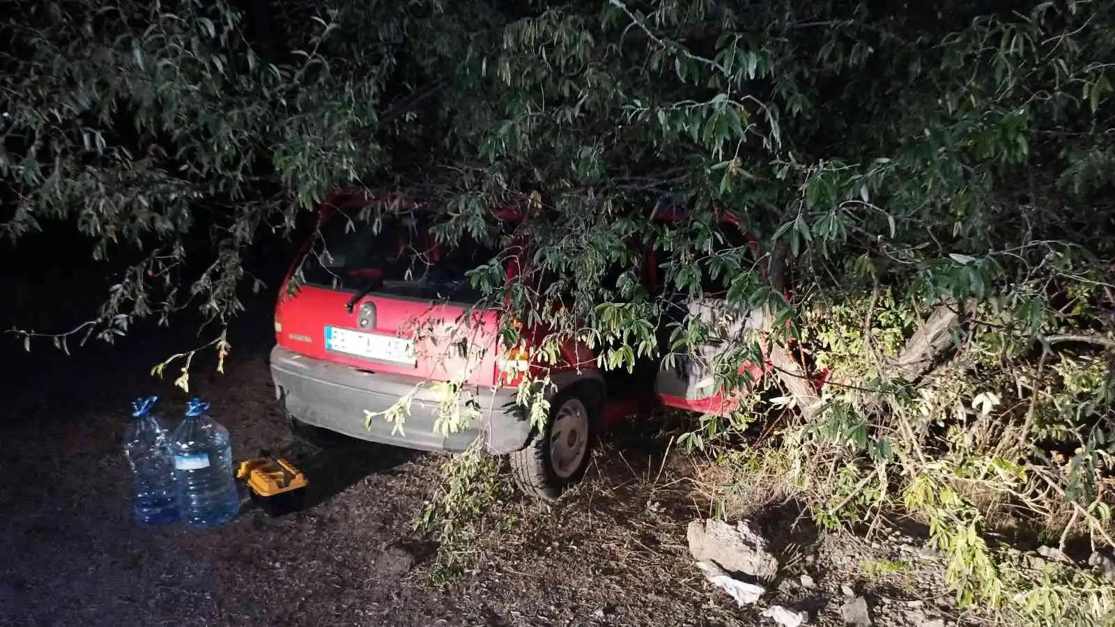 Traktöre çarparak yoldan çıktı: 3’ü ağır 6 yaralı