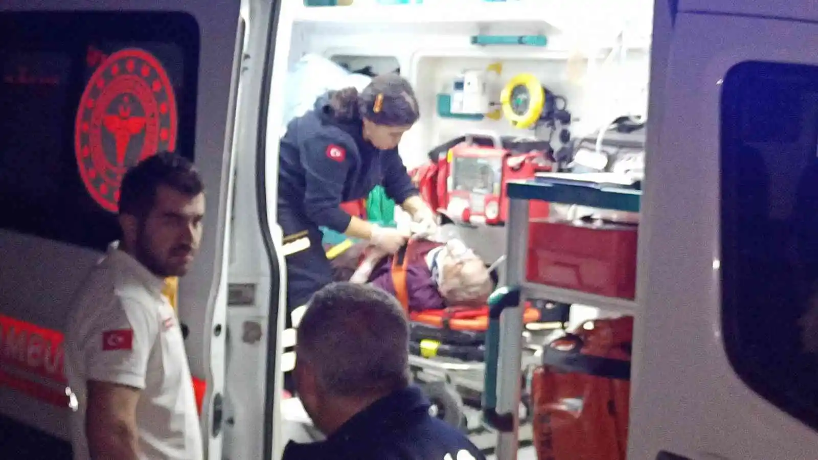 Traktöre çarparak yoldan çıktı: 3’ü ağır 6 yaralı