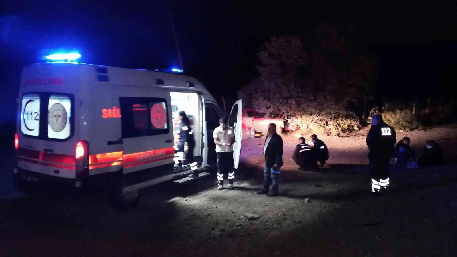Traktöre çarparak yoldan çıktı: 3’ü ağır 6 yaralı
