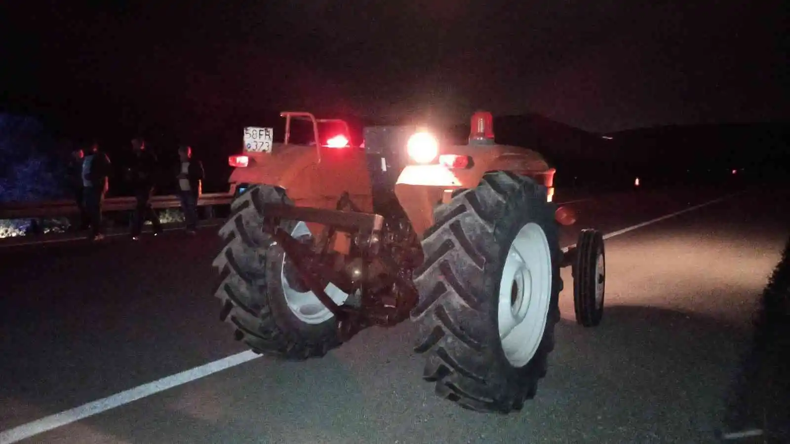 Traktöre çarparak yoldan çıktı: 3’ü ağır 6 yaralı