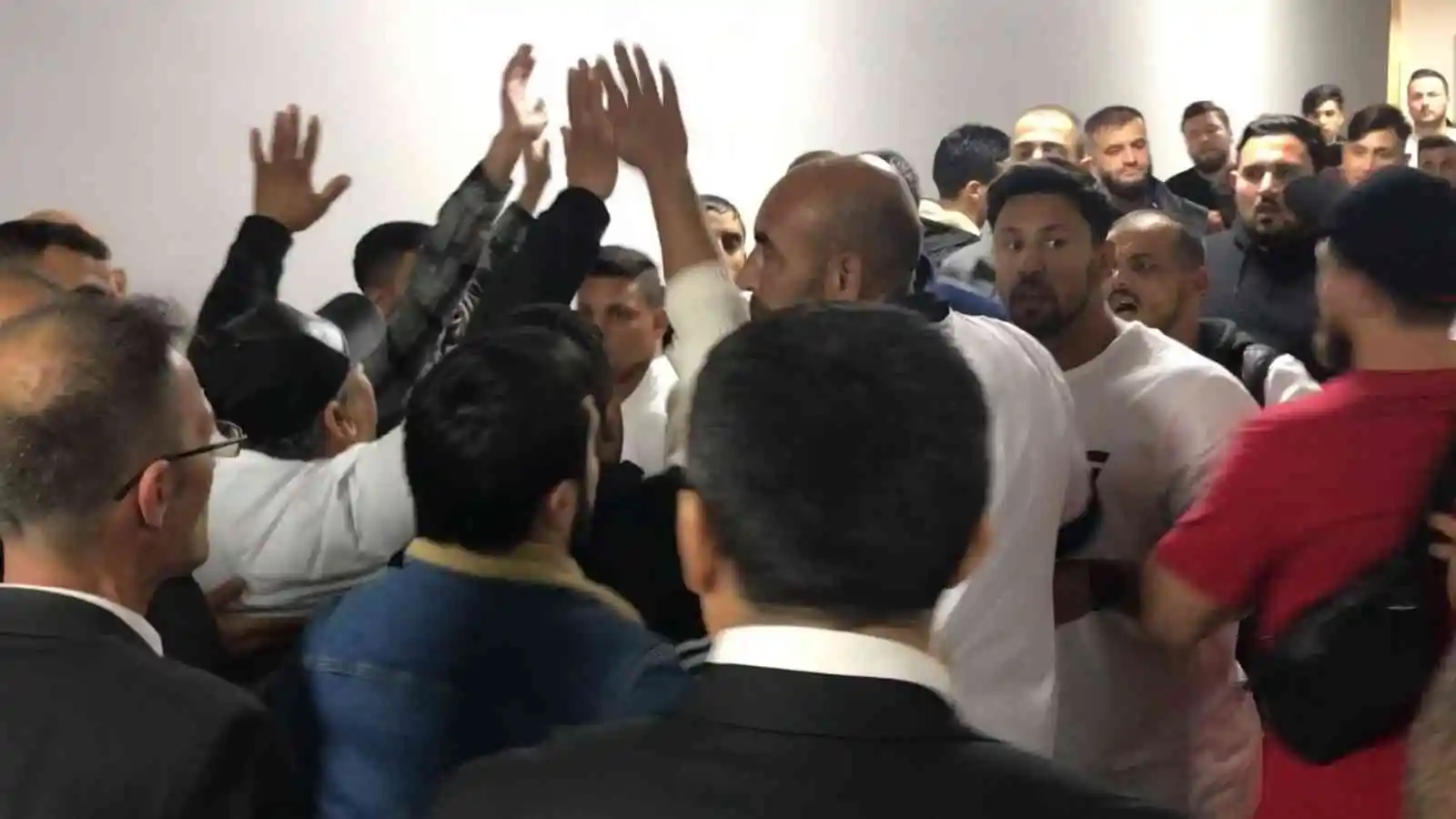 Tribünden atlayan seyircilerle özel güvenlik arasında çıkan kavgada yumruklar havada uçuştu