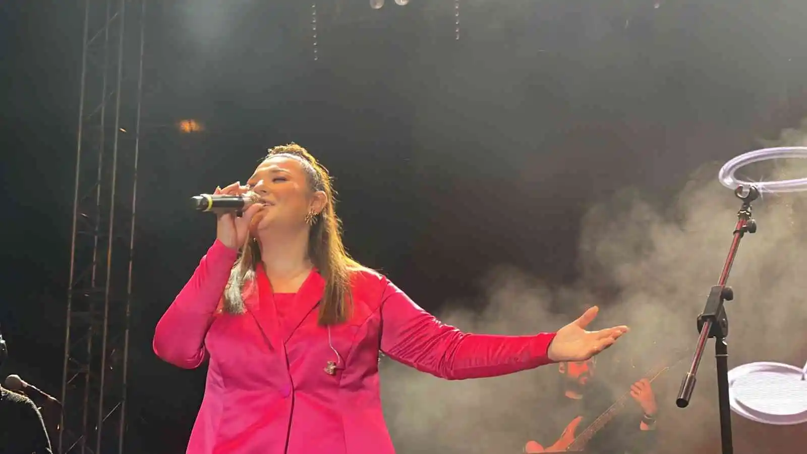 Tuğçe Kandemir, alanı dolduranlara unutulmaz bir gece yaşattı