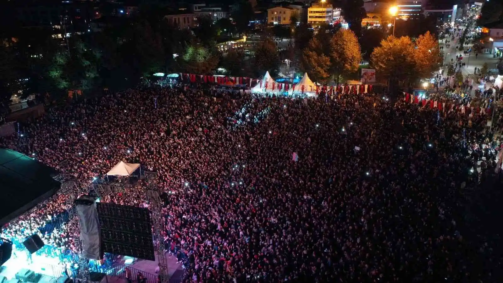 Tuğçe Kandemir, alanı dolduranlara unutulmaz bir gece yaşattı