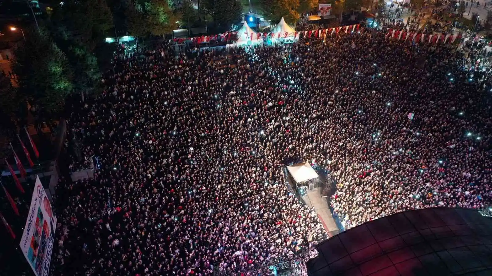 Tuğçe Kandemir, alanı dolduranlara unutulmaz bir gece yaşattı